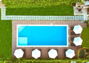 una vista aérea de una piscina en un patio en Koulouris Apartments & Studios, en Kalyves