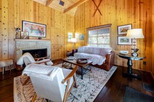 een woonkamer met een bank en een open haard bij Hideaway Pines in Lake Arrowhead