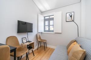 salon z kanapą i telewizorem w obiekcie Formosa Apartments by Amber Star Rent w Porto
