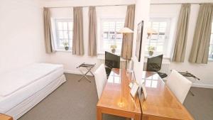 TV a/nebo společenská místnost v ubytování Meyers Hotel Hittfeld