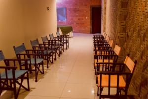 a row of chairs lined up in a hall at Alagoinhas Plaza Hotel in Alagoinhas