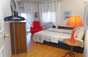 sypialnia z łóżkiem i stołem z lampką w obiekcie Apartment Levarda with private hydromassage pool w Okrugu Gornjim