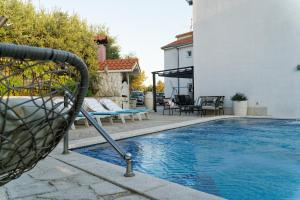 basen ze zjeżdżalnią w domu w obiekcie Apartment Levarda with private hydromassage pool w Okrugu Gornjim