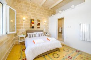 a bedroom with a large bed in a room at Sulda Brill in Nadur