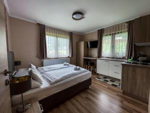 TV a/nebo společenská místnost v ubytování Nockalm Cottage
