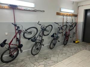 eine Gruppe von Fahrrädern, die an einer Wand hängen in der Unterkunft Zakole Brdy in Gostyczyn