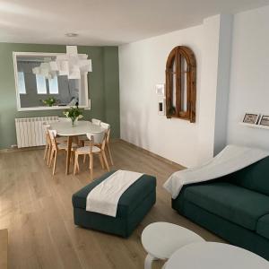 sala de estar con sofá verde y mesa en Apartamento completamente reformado en el casco antiguo con vistas al rio, en Balaguer