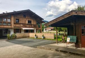 un edificio in legno con un cartello di fronte di At the Potter’s House a Niederndorf