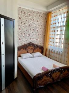 1 dormitorio con cama de madera y ventana en Apartment -біля Вокзалу-недалеко від Центру-Городоцька 151, en Leópolis