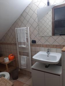 La salle de bains est pourvue d'un lavabo et d'un miroir. dans l'établissement DIGIO house, à Camerata Picena