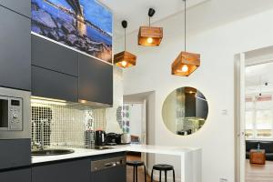ブダペストにあるDaylight apartment, the best locationのキッチン(黒いキャビネット、白いカウンタートップ付)