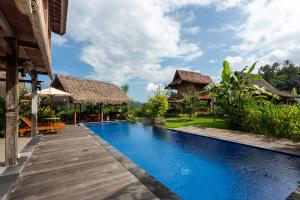 una piscina di fronte a una villa di Kubu Sakian Villa and Restaurant Sidemen a Silebeng
