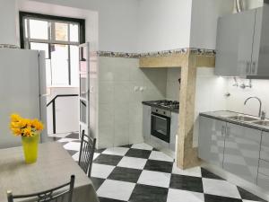 - une cuisine avec un sol en damier noir et blanc dans l'établissement Sublime Yellow Bedroom, à Lisbonne
