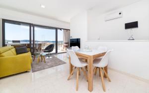 Televízia a/alebo spoločenská miestnosť v ubytovaní Villa Aliara Jacuzzi Apartment