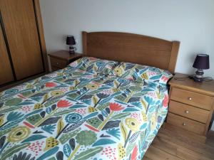 1 dormitorio con 1 cama con colcha colorida en Montes de Lillo, en Puebla de Lillo