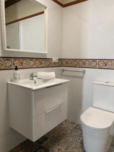 パドロンにあるHostel & Rooms Casa Maiaのバスルーム(白い洗面台、トイレ付)