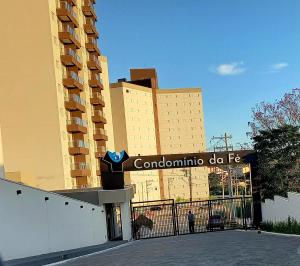 un edificio con una señal que dice coronado do do ie en Apto Canção Nova - Condomínio da Fé, en Cachoeira Paulista