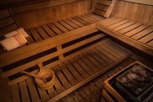 an overhead view of a sauna with a tub at Hotel Hera in Predeal