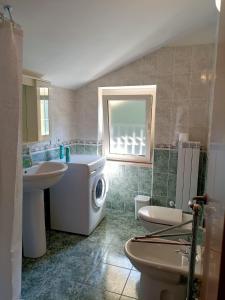 La salle de bains est pourvue d'un lavabo et d'un lave-linge. dans l'établissement Tenuta Marina B&B, à Torino di Sangro