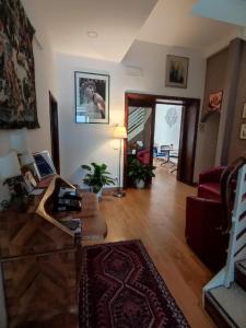 una sala de estar con un sofá y una mesa en La Petite Maison, en Florencia