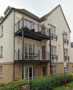 un gran edificio blanco con balcón. en Hopetoun Apartment with free parking en Edimburgo