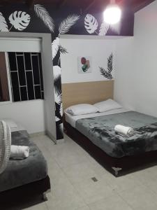 een slaapkamer met twee bedden in een kamer bij Primavera Hotel in Medellín