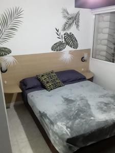 een slaapkamer met een bed in een kamer bij Primavera Hotel in Medellín