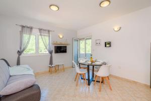 Televízia a/alebo spoločenská miestnosť v ubytovaní Apartments Bjelis