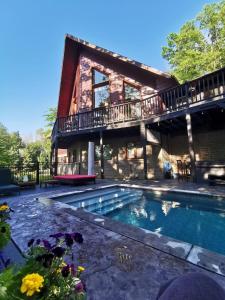 une maison avec une piscine en face d'une maison dans l'établissement La Bohème - Bed & Breakfast, à Bromont