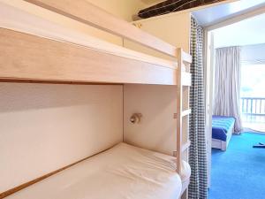 sypialnia z łóżkiem piętrowym w pokoju z oknem w obiekcie Studio lumineux près des pistes avec balcon, 4 pers - FR-1-425-163 w mieście Flaine