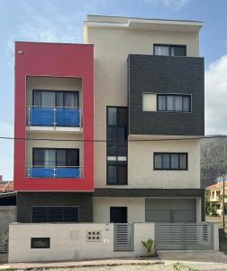 ein hohes Gebäude mit rot und schwarz in der Unterkunft Tarrafal Guest House in Tarrafal