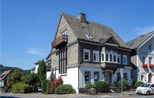 uma casa a preto e branco com um carro estacionado em frente em Sophie Stecker Haus em Schmallenberg