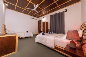 a bedroom with two beds and a tv in it at Vacanza Mathiveri in Mathiveri