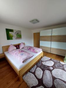 Cama o camas de una habitación en Ferienwohnung Julia Kröll