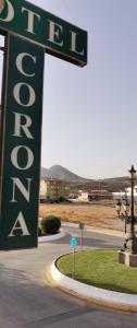 Hotel Corona de Atarfe في Atarfe: علامة تدل على وجود فندق على جانب الطريق