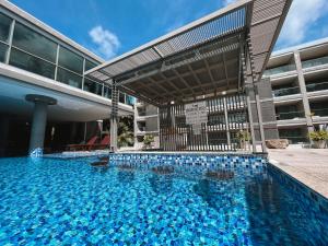 una gran piscina frente a un edificio en Instagramable pool studio 1 bedroom in Bangtao, en Phuket