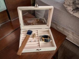 una caja de madera con un anillo y un reloj en una mesa en Instagramable pool studio 1 bedroom in Bangtao, en Phuket