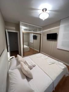 a large white bed in a room with a mirror at Apartamento Elena Tour in Logroño