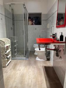 een badkamer met een rode wastafel en een douche bij JASMINE HOUSE in Triggiano