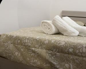 Una cama con dos toallas encima. en JASMINE HOUSE, en Triggiano