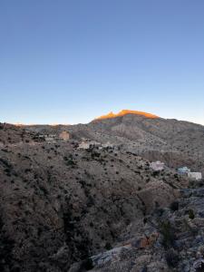 a village on the side of a mountain at the suwgra-Al-Jabal Al-Akdar in Sūkirah