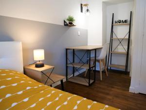 Łóżko lub łóżka w pokoju w obiekcie Appartement moderne entièrement rénové