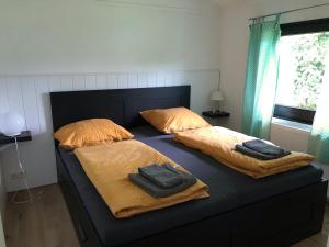 uma cama com duas almofadas num quarto em Modernes Ferienhaus Willingen em Willingen