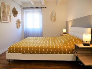 sypialnia z łóżkiem i oknem w obiekcie Appartement moderne entièrement rénové w mieście Aurillac