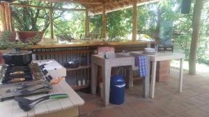 eine Außenküche mit einem Herd und einer Spüle in der Unterkunft Casa Todo Bueno in Transito