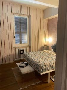 - une chambre avec un lit et une fenêtre dans l'établissement Cinquecento Loft, à Rome