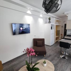 Televízia a/alebo spoločenská miestnosť v ubytovaní PETMEZA APARTMENT 1 Aigio City F + 18 fotografií