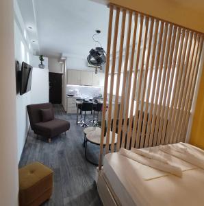 Posteľ alebo postele v izbe v ubytovaní PETMEZA APARTMENT 1 Aigio City F