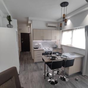 Kuchyňa alebo kuchynka v ubytovaní PETMEZA APARTMENT 1 Aigio City F