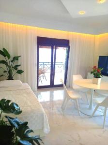 Łóżko lub łóżka w pokoju w obiekcie Lux Suite Sea Front Avra